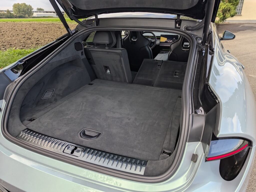 Ebene Ladefläche - bei umgelegter Rücksitzbank leicht ansteigend: Kofferraumvolumen 509 bis 1.388 Liter.