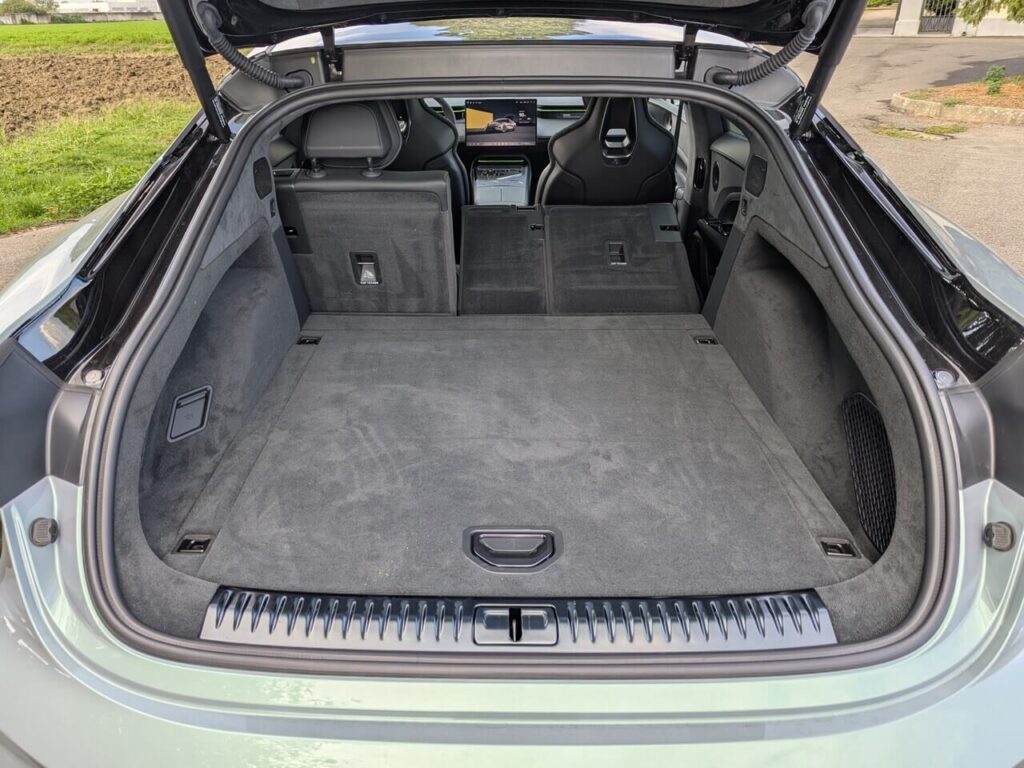 Fließheck mit elektrisch öffnender Heckklappe und einem 509 Liter großen Gepäckraum, der sich durch Umlegen der Rücksitzbank (Teilungsverhältnis 40:20:40) auf bis zu 1.388 Liter erweitern lässt.