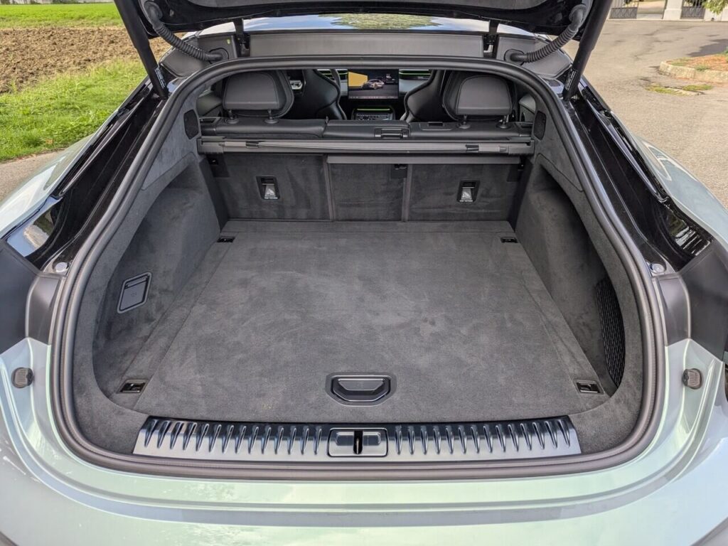 Der Gepäckraum im Lotus Emeya hat ein Fassungsvermögen von 509 Liter.