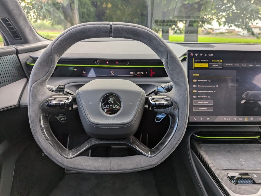 Alcantara-Sportlenkrad mit 12-Uhr-Markierung und Schaltpaddles zur Steuerung der Rekuperation.