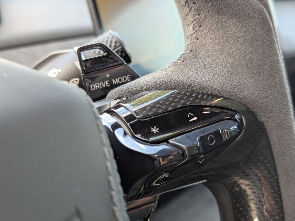 Alcantara-Lenkrad mit Carbon: Üper die Schaltpaddles kann die Rekuperation gesteuert werden.