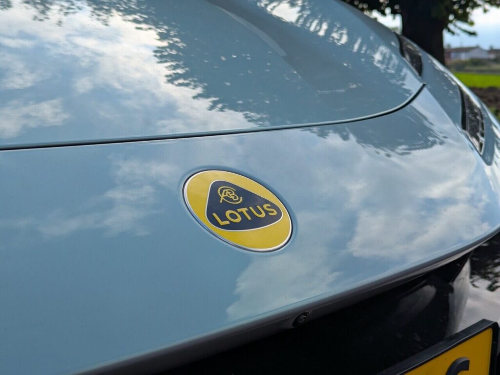 Lotus Markenlogo auf der Fronthaube