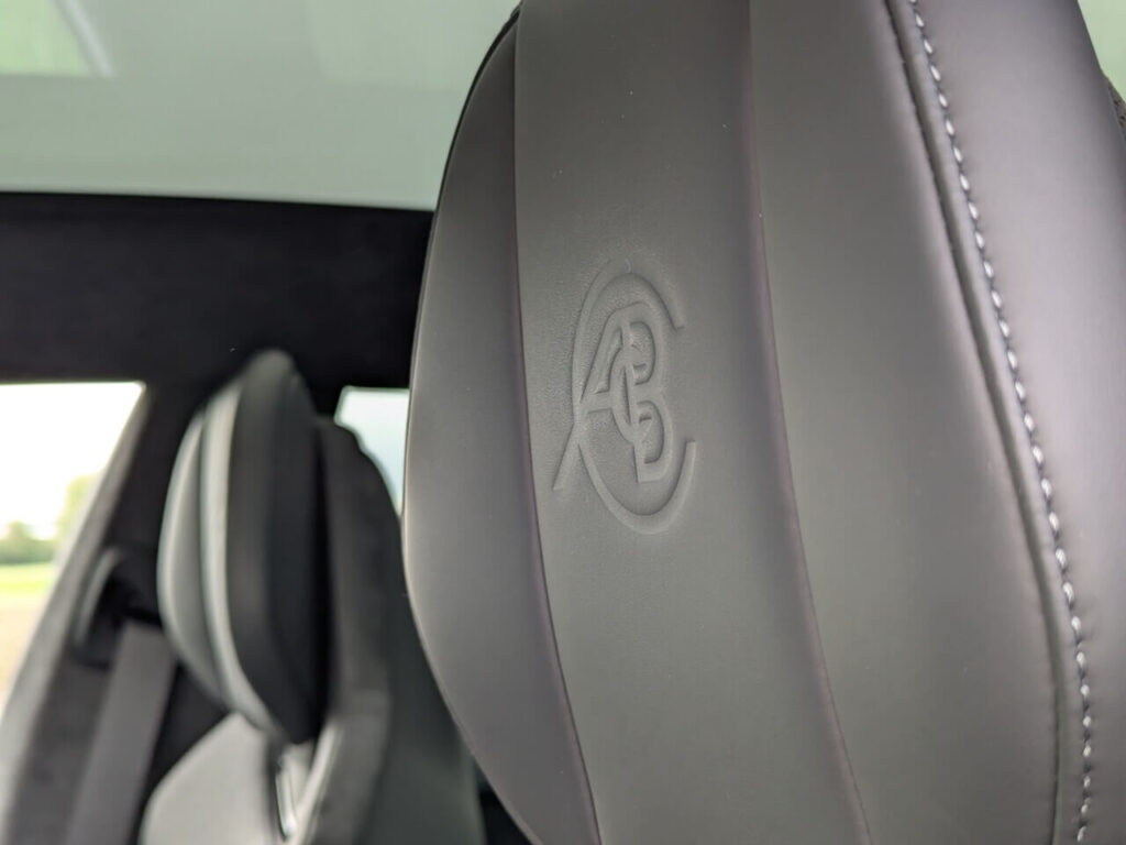 Kopfstützen mit Lotus-Prägung auf dem Nappaleder-Polster.