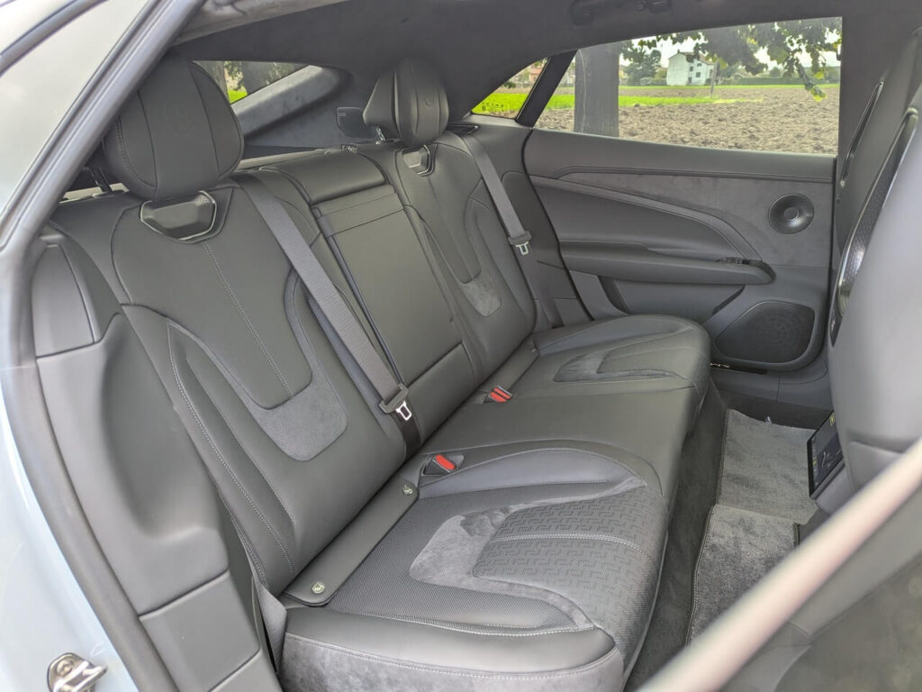 Rücksitzbank mit viel Platz für bis zu 3 Personen.