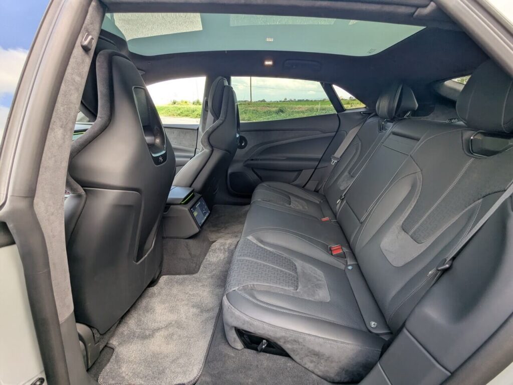 Elektrisch verstellbare Rücksitzlehnen und eigenem Display zur Steuerung der Klimafunktionen.