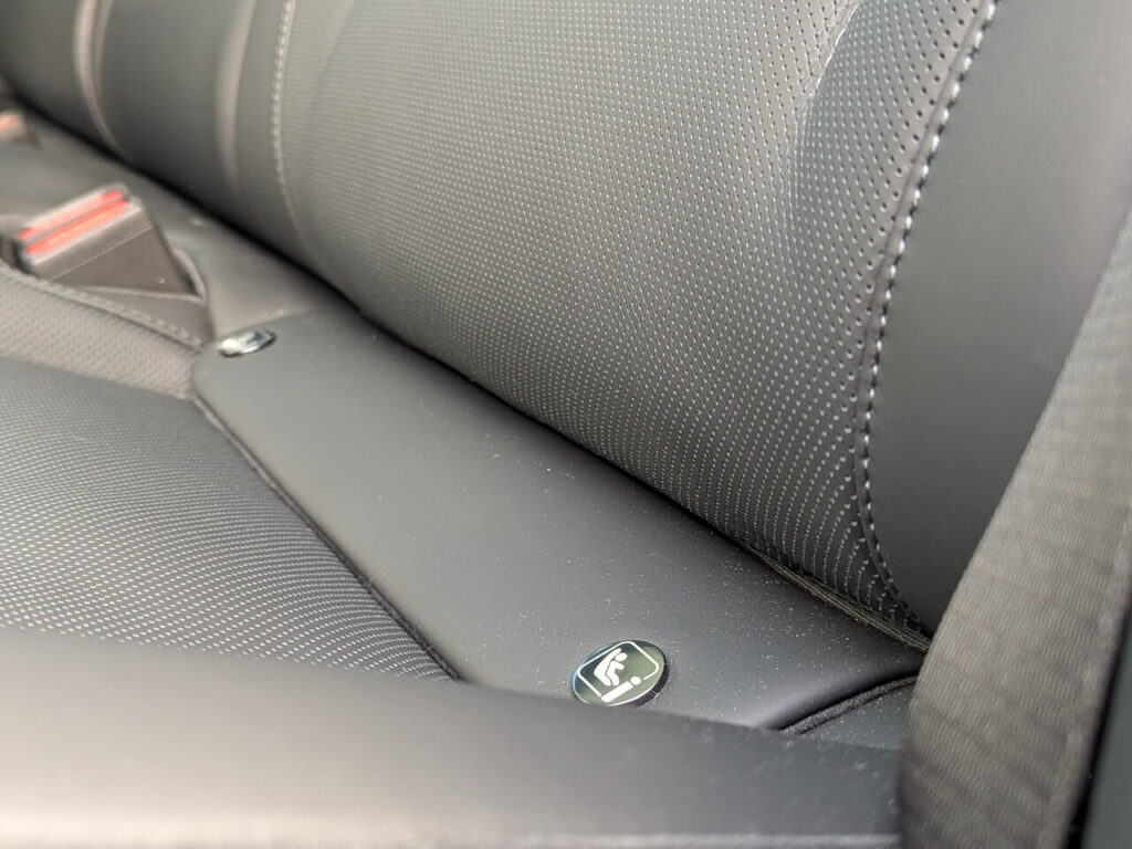 Kindersitz-Befestigung über Isofix-Halterung mit Top-Tether auf der Rücksitzbank des Lotus Emeya.