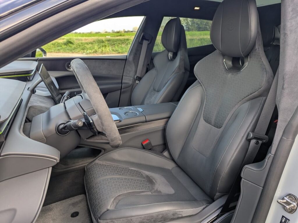 Fahrersitz "Nappaleder Jasper" mit elektrischer Verstellmöglichkeit und Memory-Funktion: Sitzheizung, Massagefunktion.