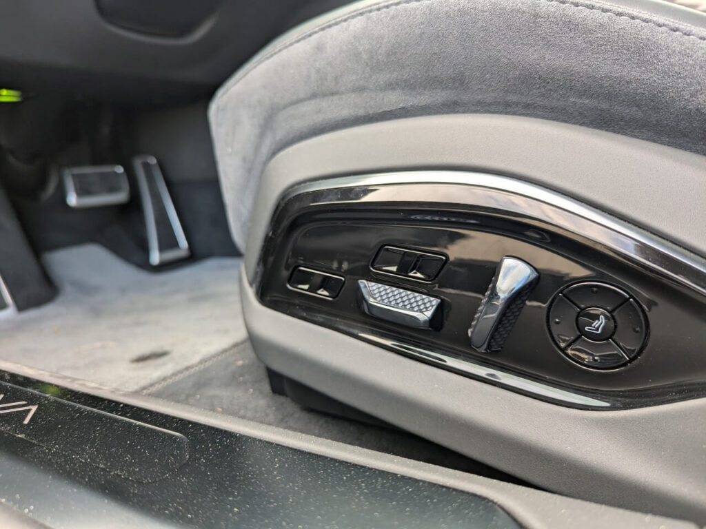 12-fach verstellbarer Sitze vorne mit Sitzheizung, Sitzbelüftung und Massagefunktion. Die Sitzflächen lassen sich verlängern und in der Neigung anpassen.