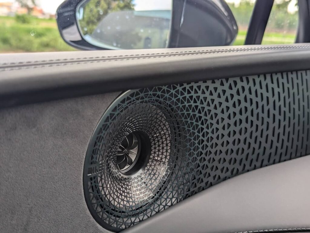 Soundsystem von KEF (Laser-Cover): 1380 Watt mit 15 Lautsprechern