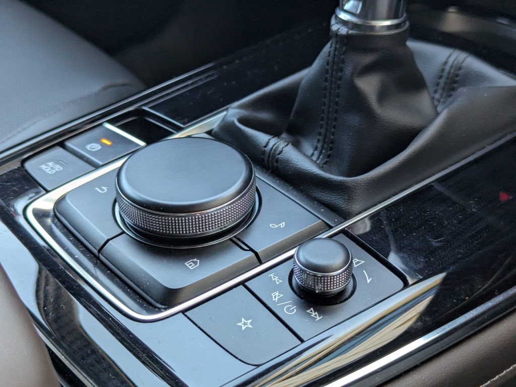 Benutzerfreundlich: Dreh-Drück-Steuerung in der Mittelkonsole des Mazda CX-30 für das Infotainmentsystem und ein separater Lautstärkenregler.