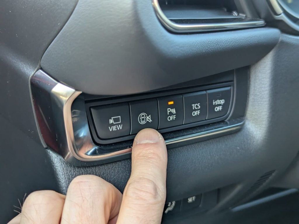 Der vorgeschriebene Geschwindigkeitswarner lässt sich über einen eigenen Schalter links vom Lenkrad deaktivieren.