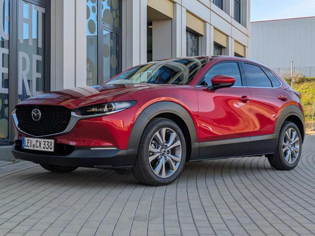 Rote Lackierung beim 2025er Mazda CX-30 in "Soul Red Crystal". Ausführlicher Fahrbericht der Takumi-Version.