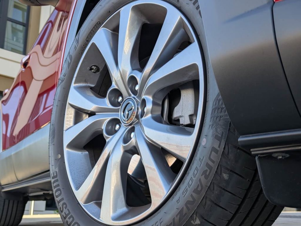 18-Zoll-Leichtmetallfelgen mit Bridgestone-Bereifung in 215/55 R18