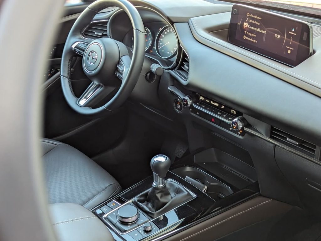 weit oben positionierter Bildschirm des Infotainmentsystems in 10,25 Zoll mit kabelloser Smartphone-Integration über Android Auto.