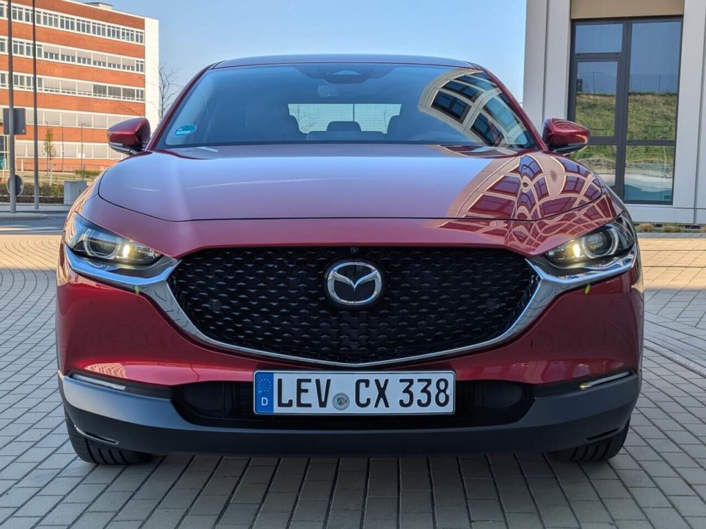Vordere Ansicht des CX-30 mit großem in Chrom eingefasstem Kühlergrill und Matrix-LED-Scheinwerfer.