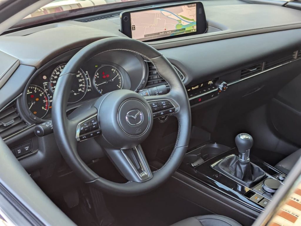 Cockpit im Mazda CX-30 mit mittig angeordnetem Farbdisplay (10,25 Zoll)