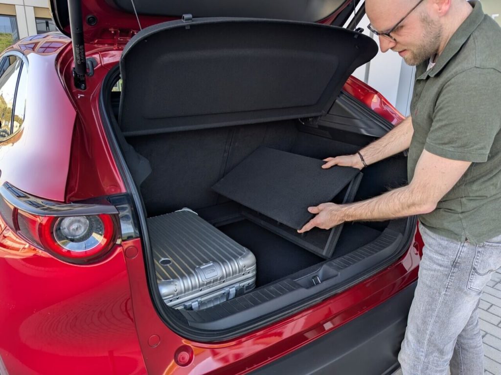 Praktische Gepäckraumlösung im Mazda CX-30: Faltbarer Gepäckraumboden zur Unterteilung des Kofferraum und Sichern vor umherrutschenden Gepäckstücken.