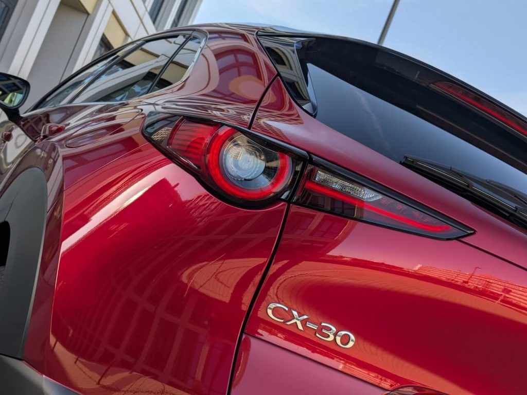 schmale zweigeteilte LED-Rückleuchten