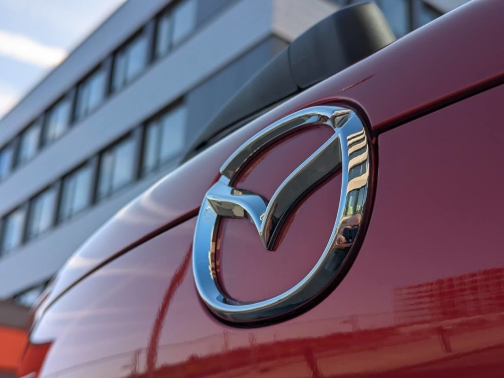 Mazda-Logo in Chrom auf der Lackierung "Soul Red Crystal".
