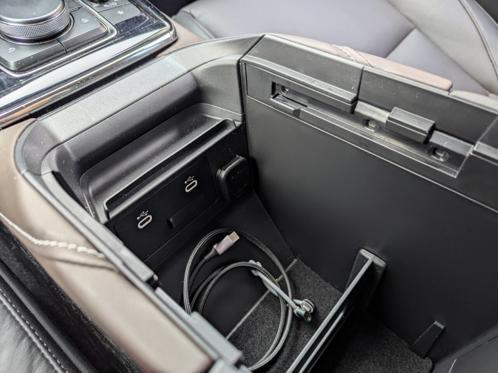 Geräumiges Ablagefach unter der Armlehne in der Mittelkonsole mit Trenner und USB-C-Anschlüssen.