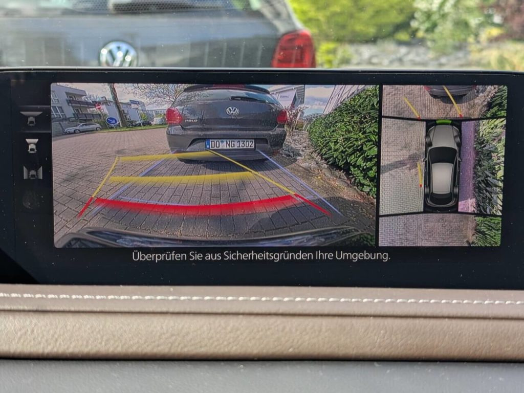 Auflösung der Rückfahrkamera mit dynamischen Führungslinien und 360-Grad-Monitor in der Draufsicht.