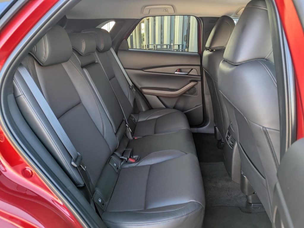 Rücksitzbank im schwarzen Leder mit dunkelbraunen Design-Elementen (Ausstattungslinie Takumi).