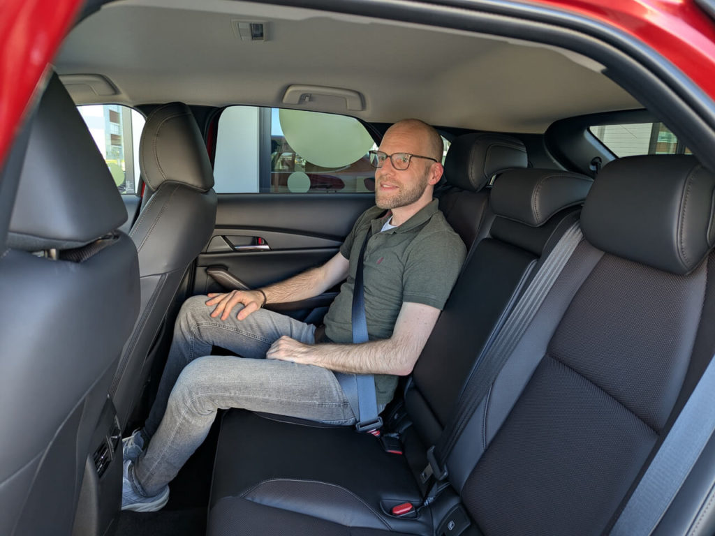 Gute Bein- und Kopffreiheit auch für Erwachsene im Mazda CX-30. Der Kompakte Crossover bietet auch im Fond ein gutes Platzangebot.