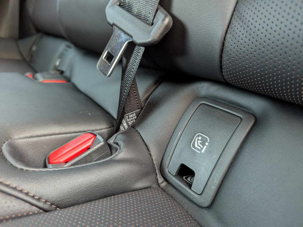 Isofix-Haltesystem hinten auf der Rücksitzbank im Mazda CX-30.