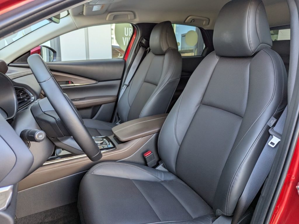 Der Fahrersitz lässt lässt sich elektrisch verstellen. Die Sitzposition lässt sich über die Memory-Funktion abspeichern.