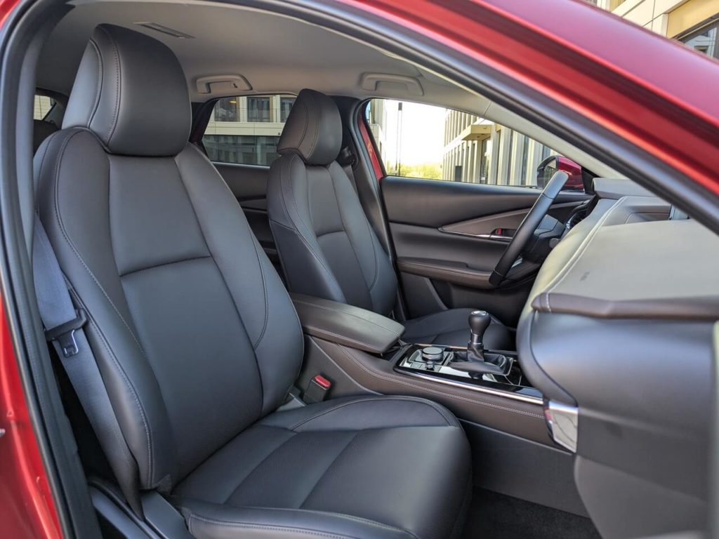 Beifahrersitz im schwarzen Leder mit dunkelbraunen Applikationen.