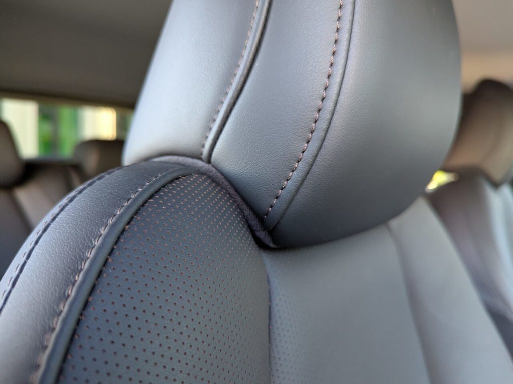 Lederausstattung im Mazda CX-30 Takumi: schwarze Polster mit dunkelbraunen Ziernähten.