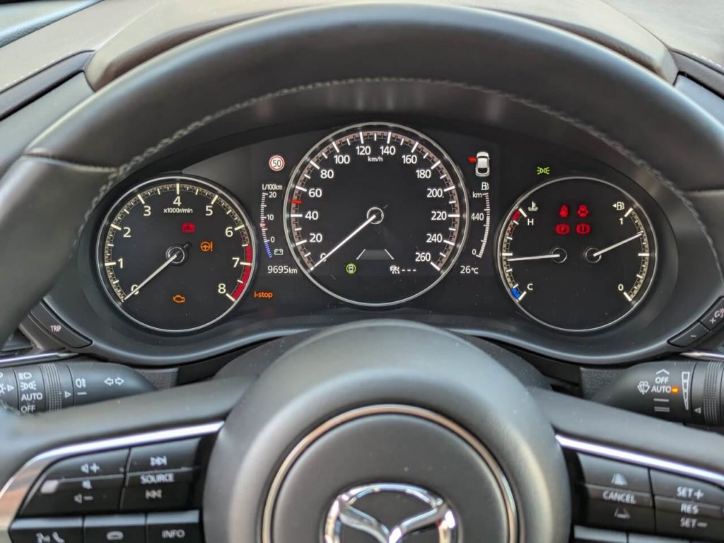 Cockpit mim klassischen Look: Tachoeinheit mit runden Zeigerinstrumenten und mittig ein digitales Kombiinstrument, welches sich individuell anpassen lässt.