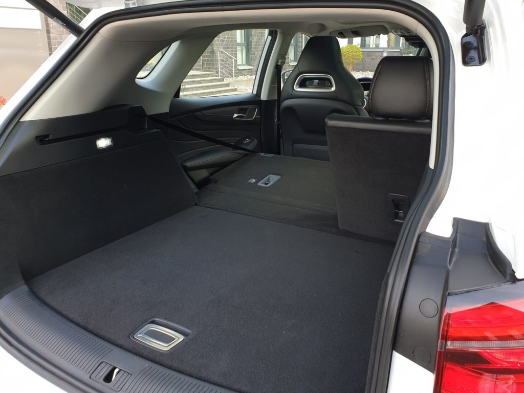 Kofferraum mit ebener Ladefläche bei umgeklappter Rücksitzbank