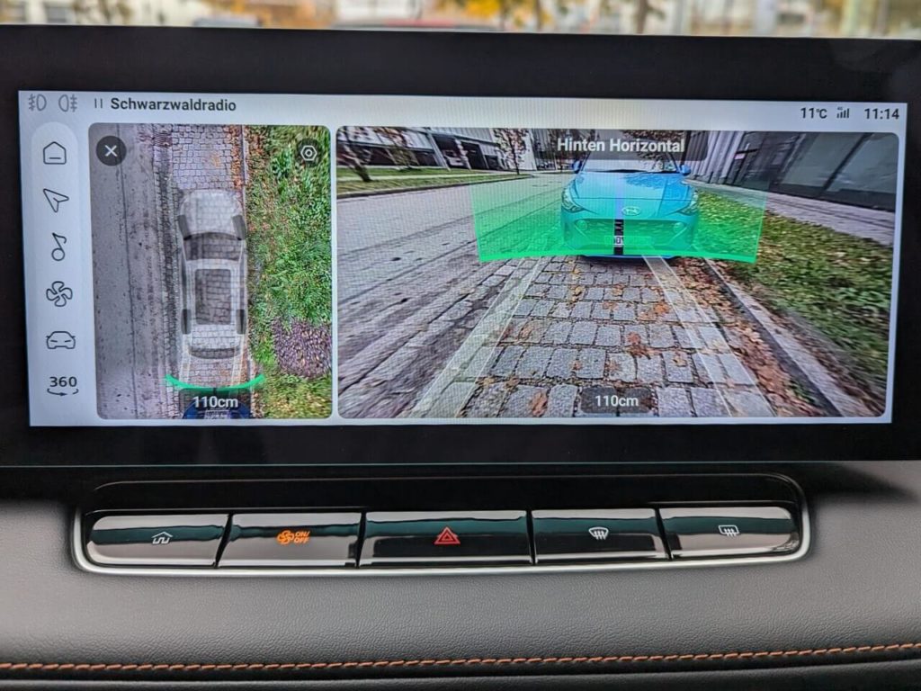 Hochauflösendes Kamerasystem im MG HS PHEV mit Rückfahrkamera 360-Grad-Ansicht, Distanzmessung und Bird-View-Modus mit durchsichtigem Fahrzeug.