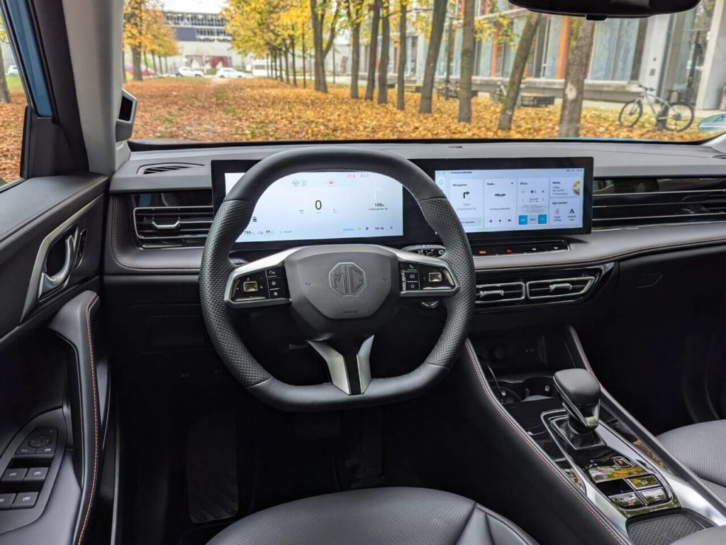 Armaturenbrett im MG HS Luxury (2025) mit digitalem Cockpit und modernem Interieurdesign. Nutzerfreundliches Bedienkonzept und gute Verarbeitungsqualität.