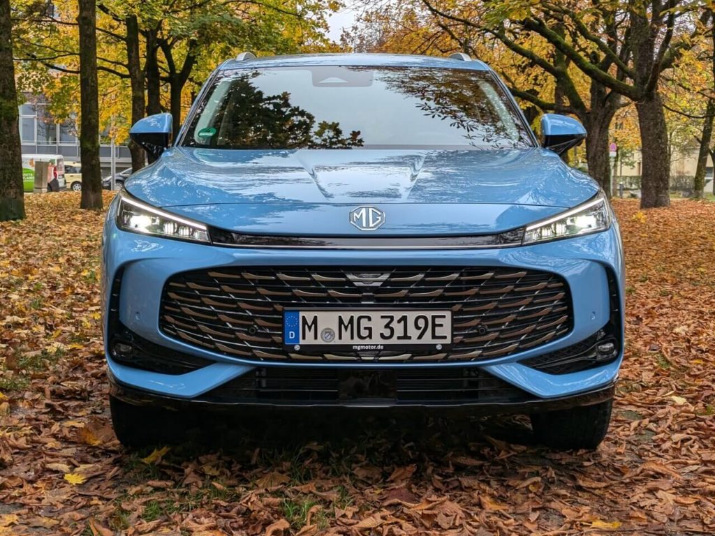 MG HS PHEV mit großem Kühlergrill und schmale LED-Scheinwerfer.