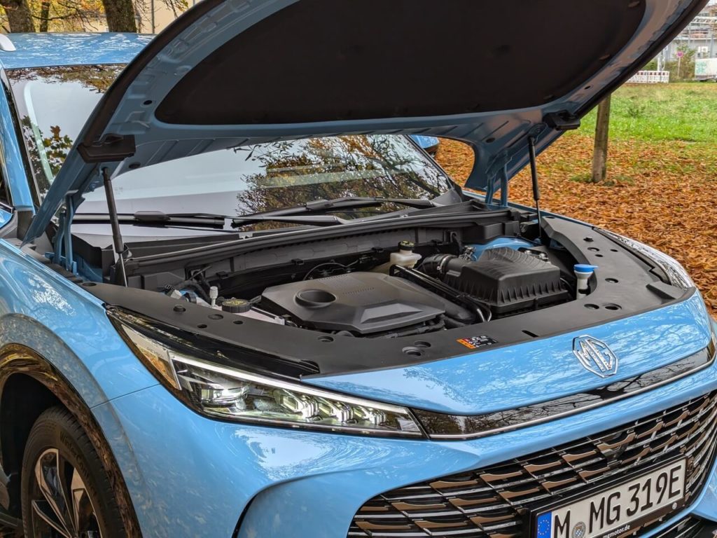 Motorraum des MG HS Plug-in-Hybrid mit Frontantrieb und einer Systemleistung von 200 kW (272 PS)