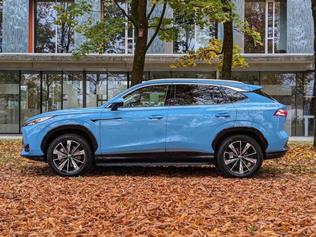 Seitenansicht: SAIC MG HS PHEV in Arctic Blue (C-SUV)