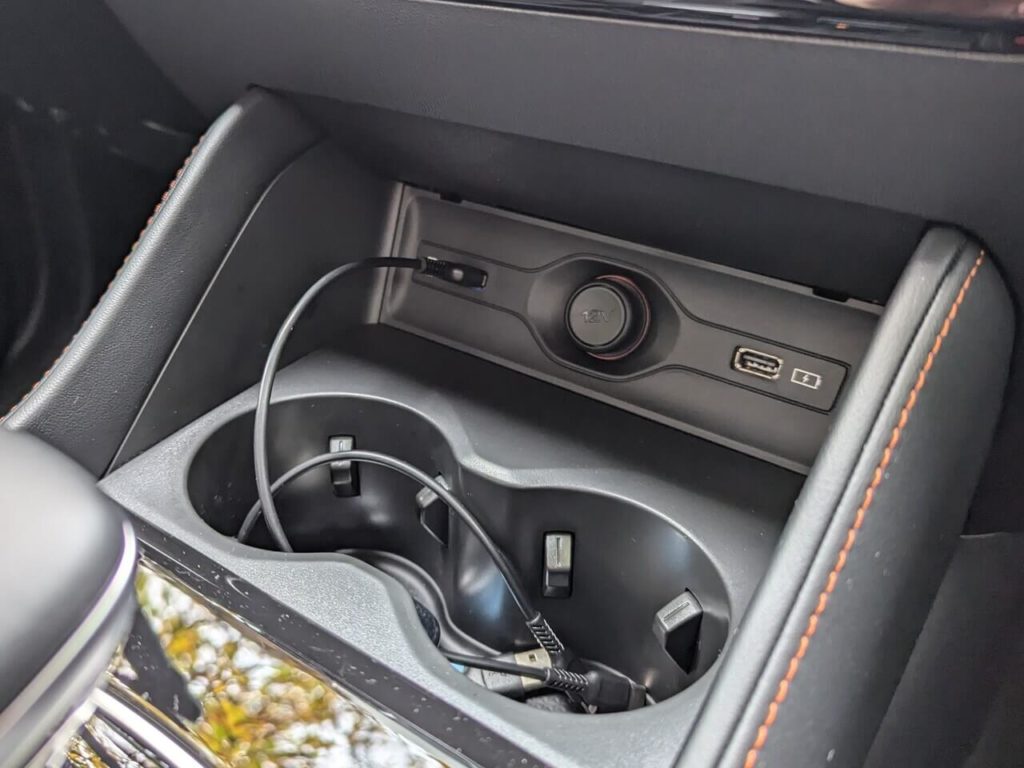 USB Typ-C für Android Auto und Apple CarPlay im MG HS PHEV in der Mittelkonsole und zwei Becherhalter.