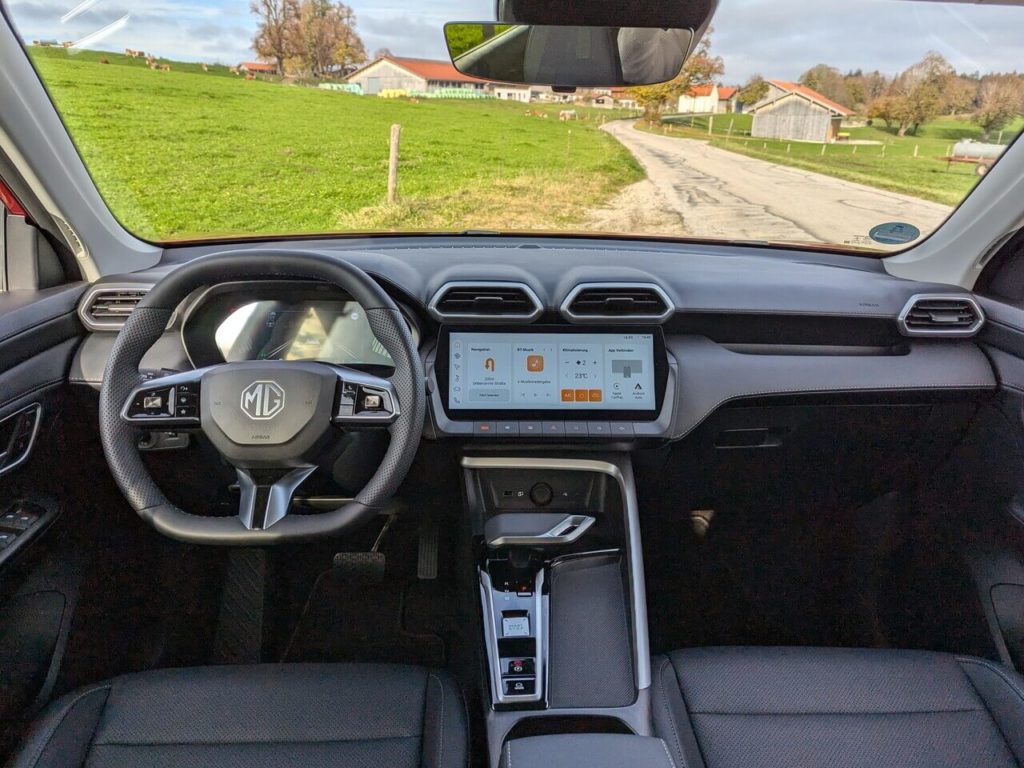 Armaturenbrett mit Digitaltacho und Touchscreen. Weich unterschäumte Kunststoffe und gute Verarbeitungsqualität im Interieur des MG ZS Hybrid+.