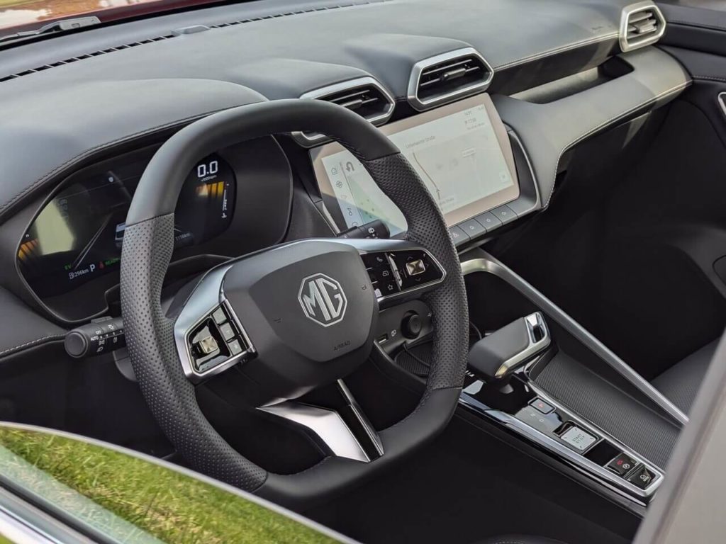 Modern gestaltetes Cockpit: Hohes Qualitäts-Level im MG ZS Hybrid+. Multifunktionslederlenkrad (perforiertes Leder im Griffbereich).