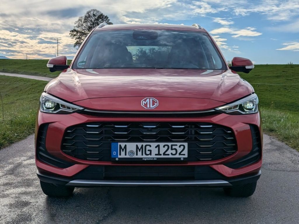 MG-Markengesicht: Design des MG ZS Hybrid+. Schmale LED-Scheinwerfer, Kühlergrill und seitliche angedeutete Lufteinlässe.