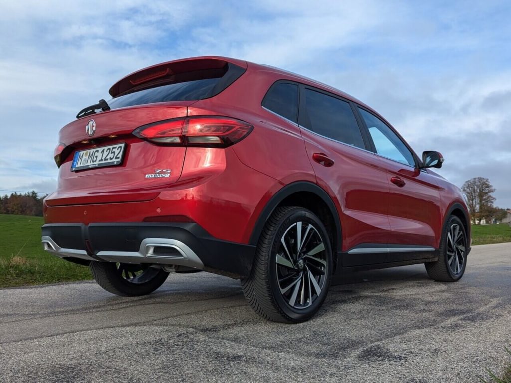 Kompakt-SUV MG ZS Hybrid+ Luxury (2025) in der Lackierung Diamond Red metallic.