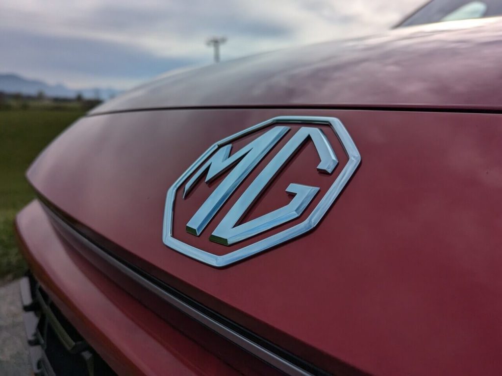 Chinesische Autohersteller SAIC: Markenlogo auf der Fronthaube des Kompakt-SUV MG ZS Hybrid+