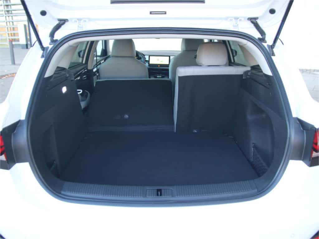Kofferraum mit geteilt umlegbarer Rücksitzbank ohne ebene Ladefläche