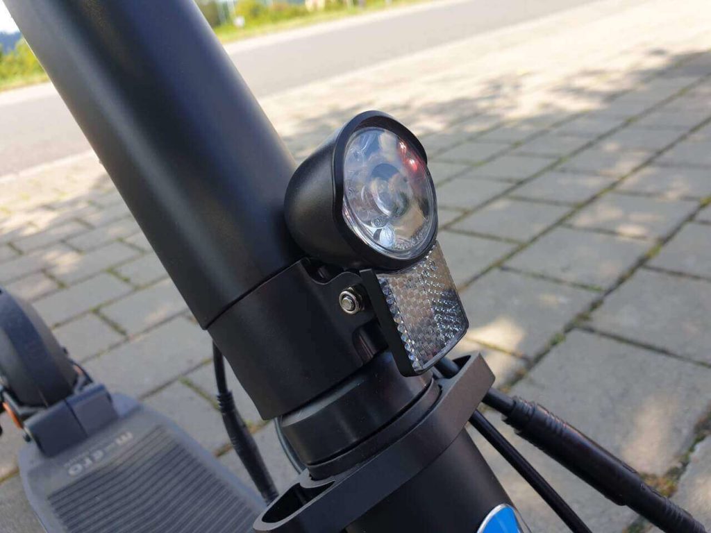 E-Scooter mit Straßenzulassung: vordere Beleuchtung mit integriertem Reflektor (StVZO)