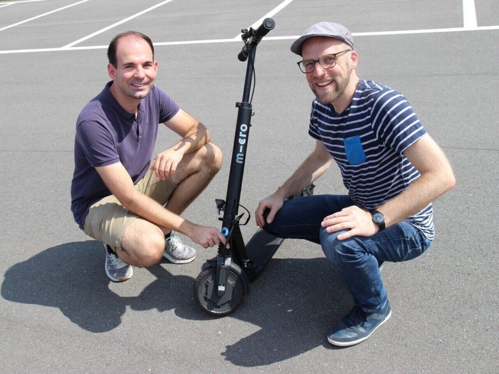 Matthias Luft (Motoreport) und Daniel Przygoda testen den E-Scooter von MICRO