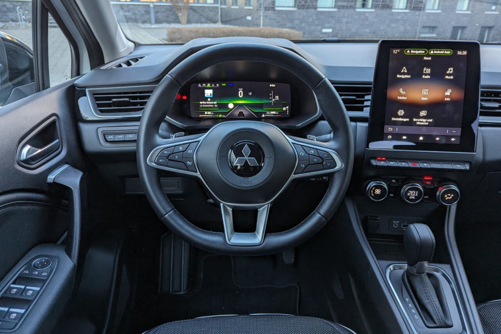 Cockpit des Mitsubishi ASX "Intro Edition" mit Digitaltacho und 9,3 Zoll Touchscreen