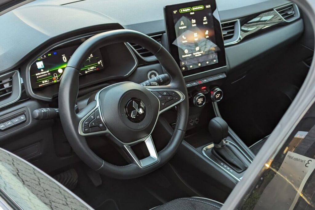 Fahrzeuginnenraum der Intro Edition mit Digitaltacho und Touchscreen im Hochformat (Mitsubishi ASX, 2024)