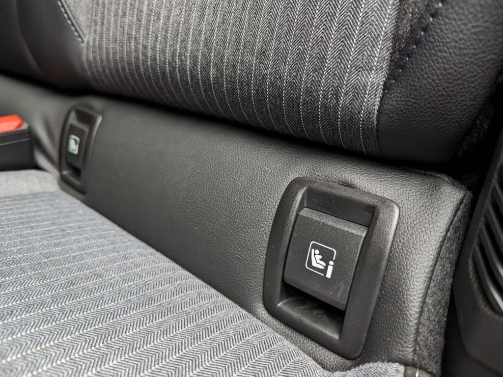 Isofix-Halterung für Kindersitze mit Klappen an den äußeren Plätzen der Rücksitzbank beim Mitsubishi Colt 7. Modellgeneration (2024)